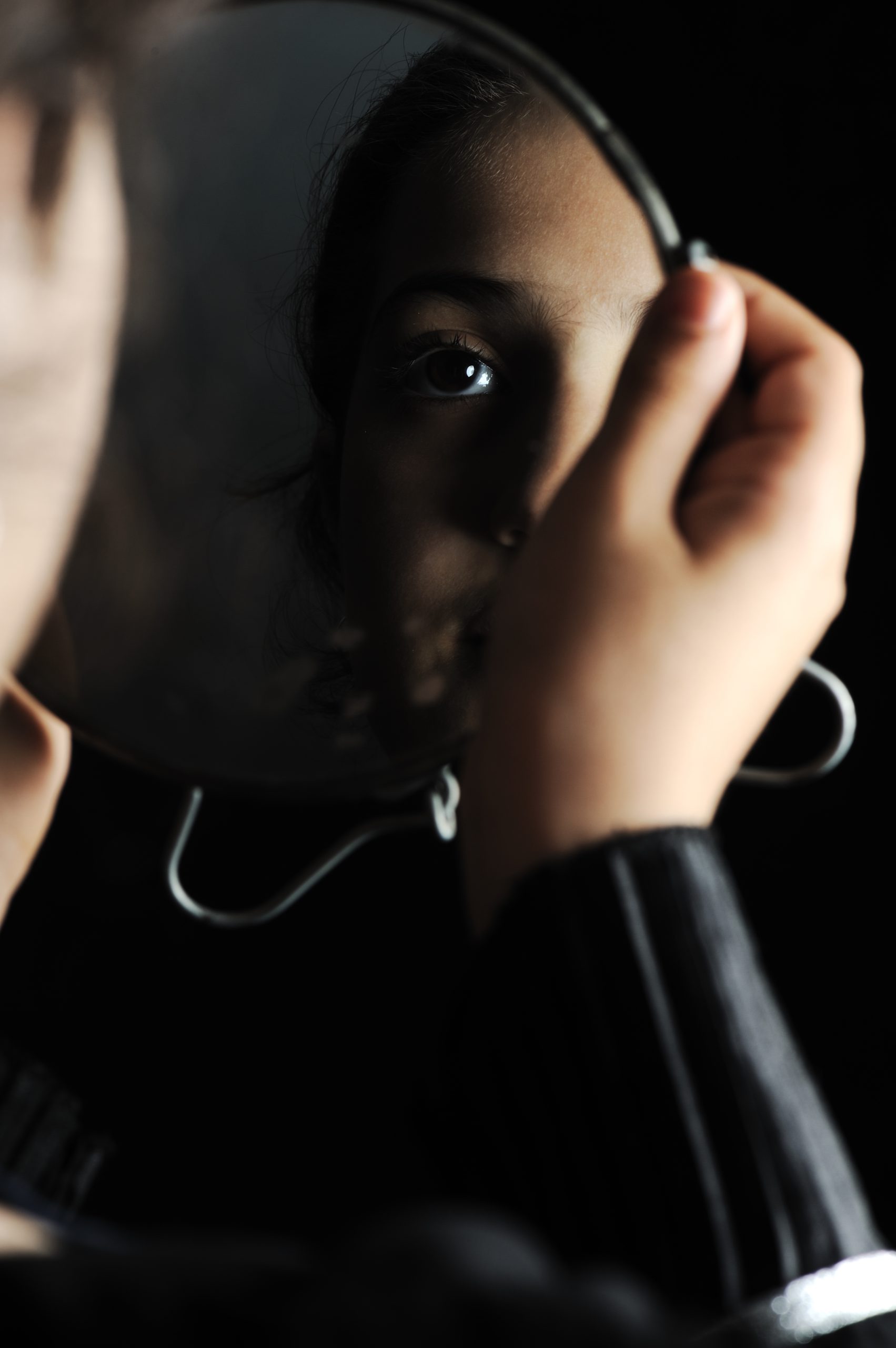 little girl looking herself in the mirror StF p8pHo scaled